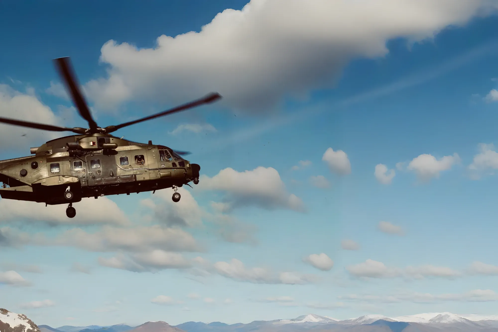 NH90 helikopter over bjerge